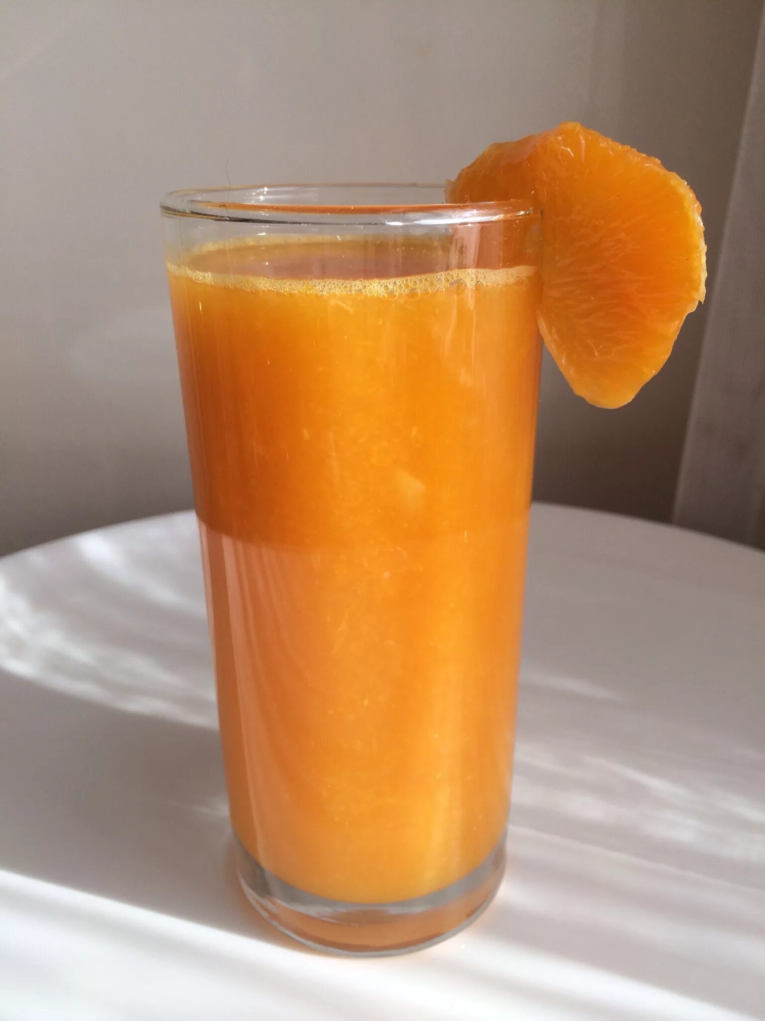 Мандариновый сок. Апельсиновый сок с мякотью в стакане. Свежевыжатый мандариновый сок. Стакан апельсинового сока. Мандаринов сок купить