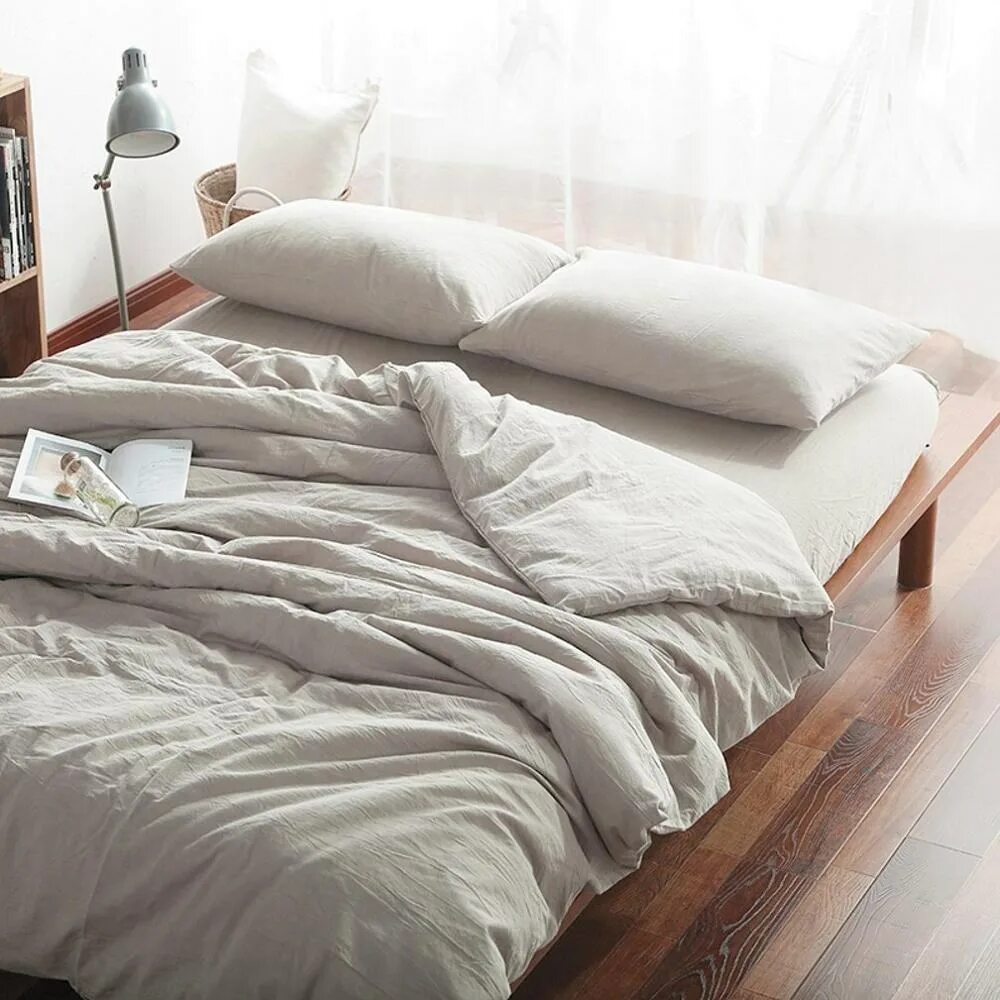 Заправленная кровать. Кровать без одеяла. Пуховые подушки и одеяла. Одеяло. Кровать с белым постельным бельем.