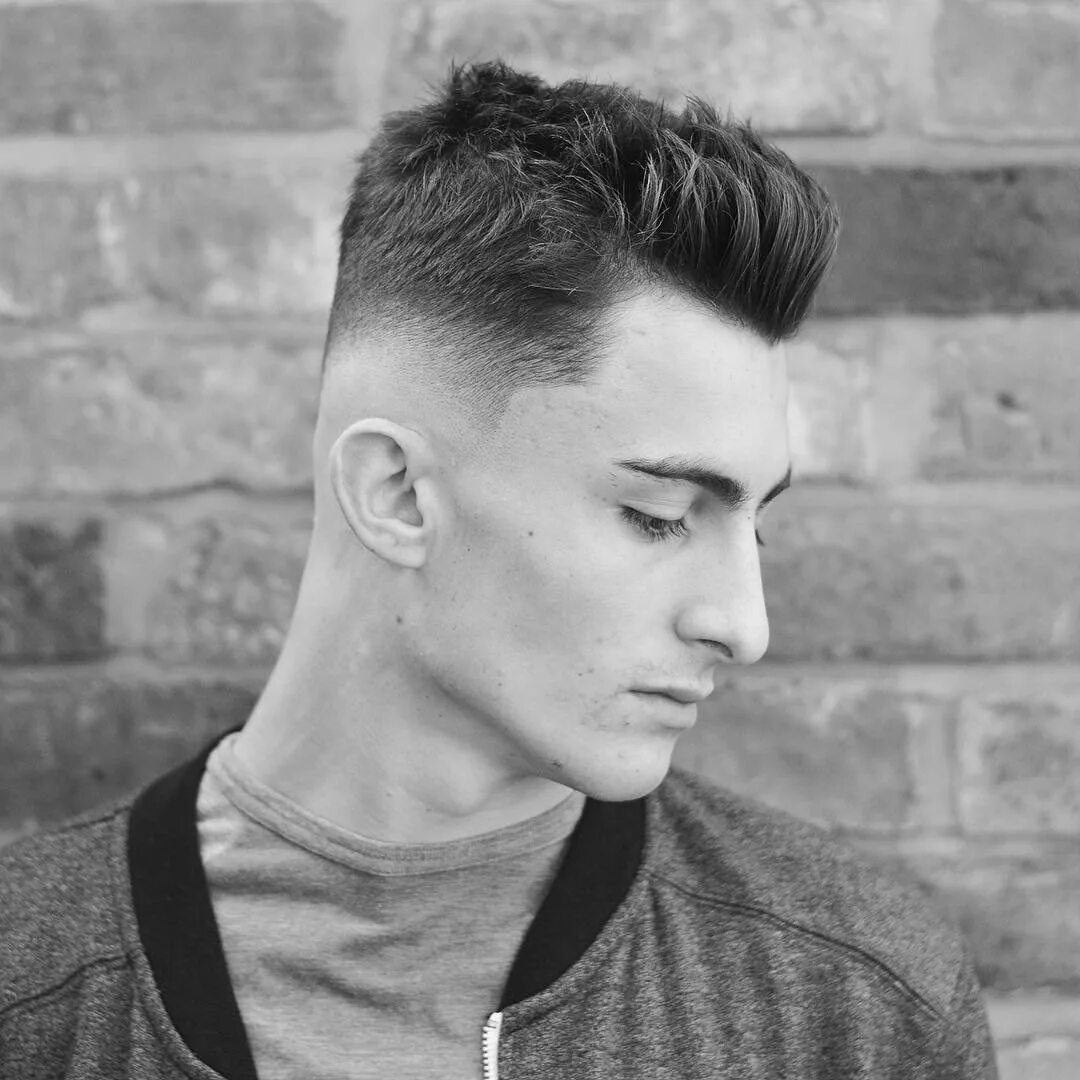 Фейд андеркат лонг. Undercut стрижка мужская короткая. Фейд полубокс андеркат. Мужские стрижки с бритыми висками. Причёска мужская выбритая с весками.