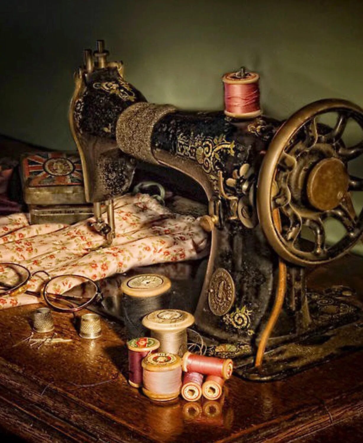 Мастерские швейных машинок. Машинка швейная Зингер Эстетика. Швейная машинка Зингер Белошвейка 19 века. Машинка Зингер Винтаж швейная Винтаж. Старинные вещи.