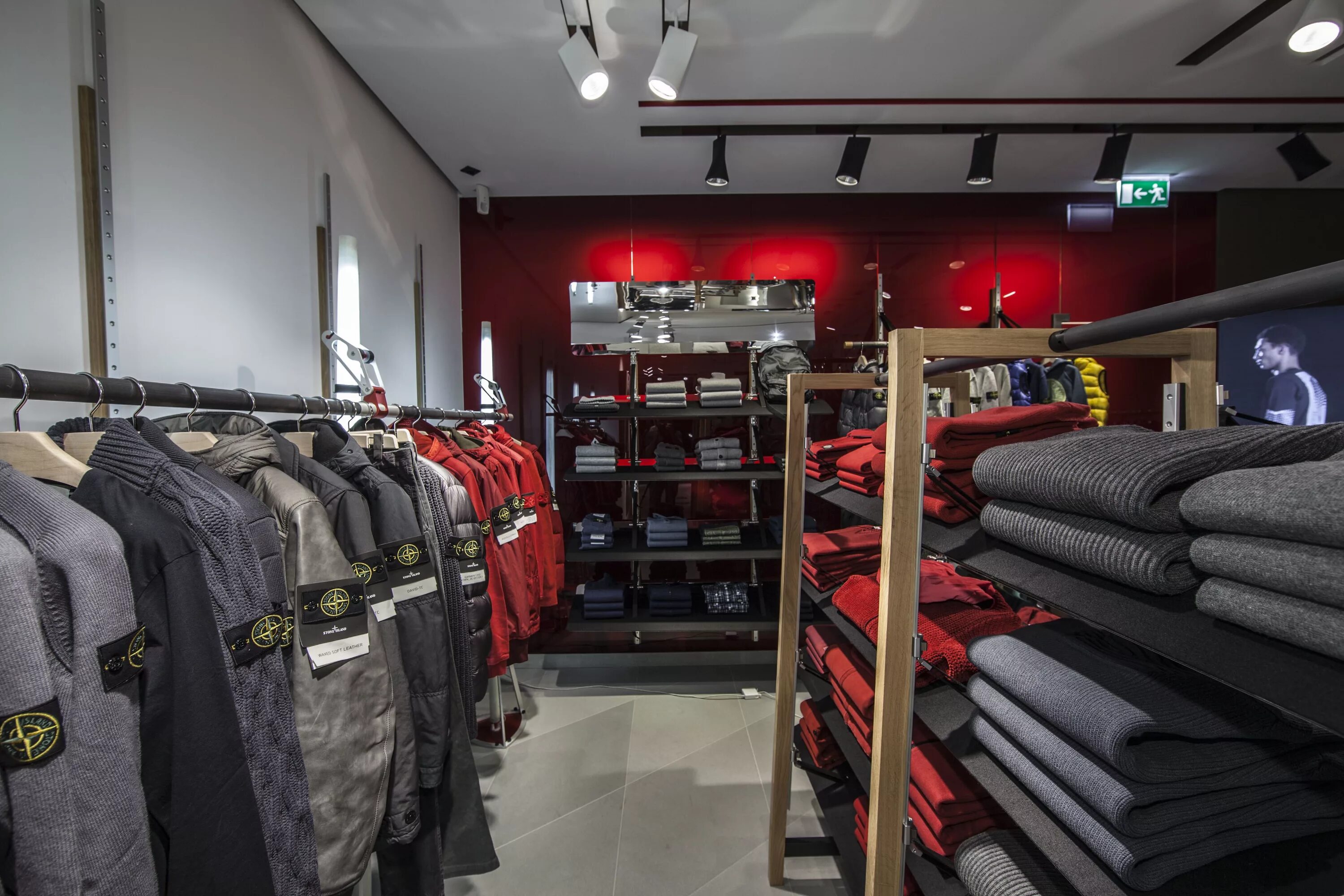 Stone island магазин. Магазины кэжуал одежды. Магазины кэжуал одежды. Казуальный магазин. Казуальный магазин.