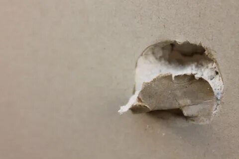Заделываем дыры алебастром