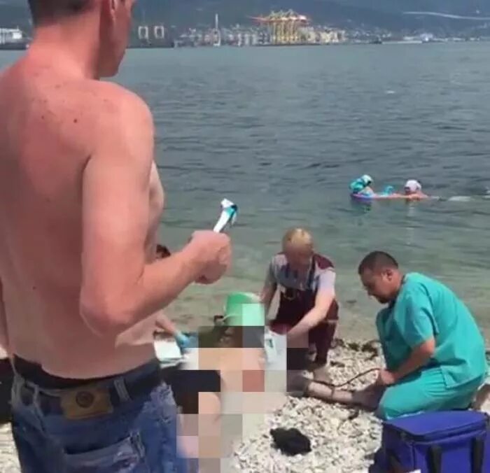 Найден мальчик в новороссийске последние новости. Видео приговора бишембаева. Найден рюкзак. Тело на козырьке подъезда. Новороссийск пляжи.