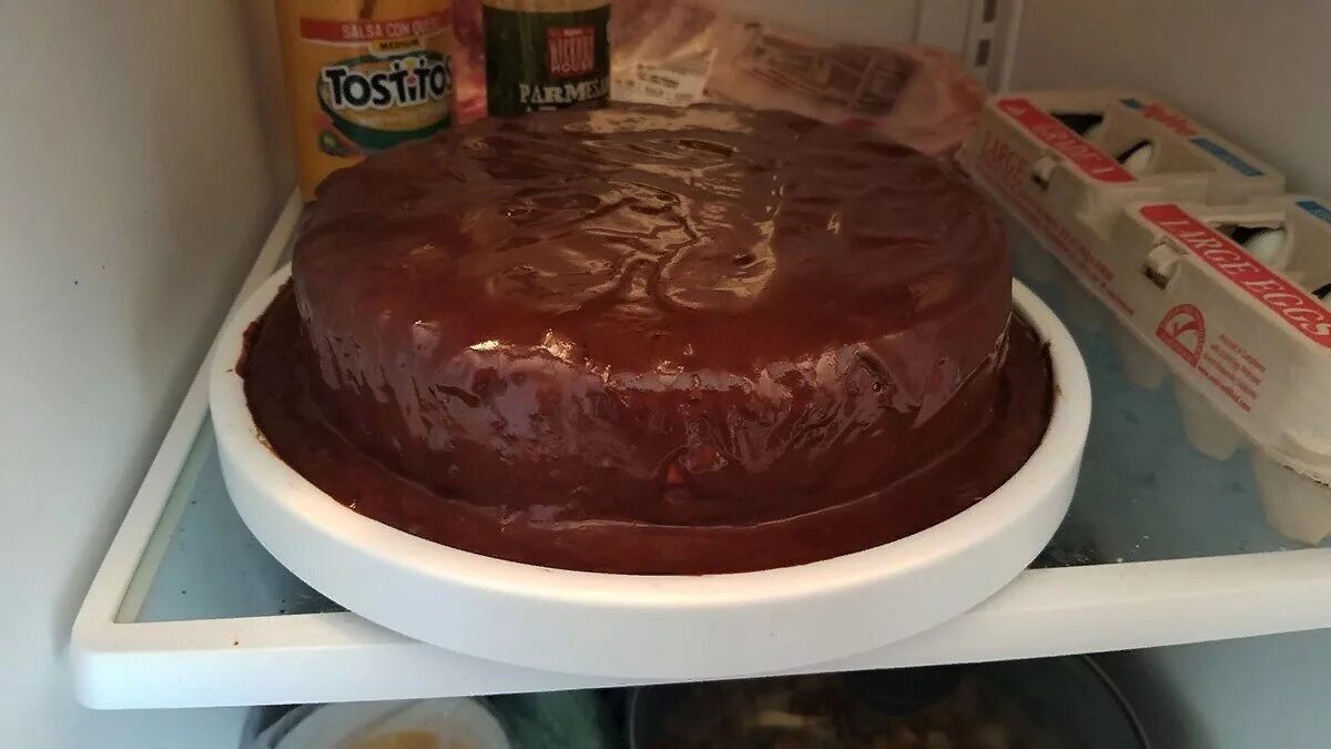 Сколько торт без холодильника. Холодильник для тортов. Тортик в холодильнике. Торт домашний в холодильнике. Шоколадный торт в холодильнике.
