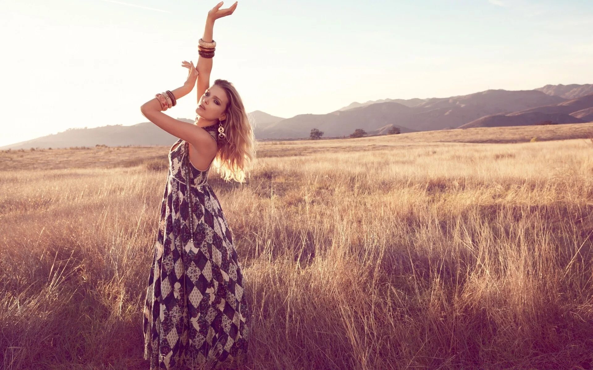 Девушка в летнем платье. Девушка в платье летом. Девушка танцует в поле. Девушка в платье летнем. Фотосессия в поле летом.