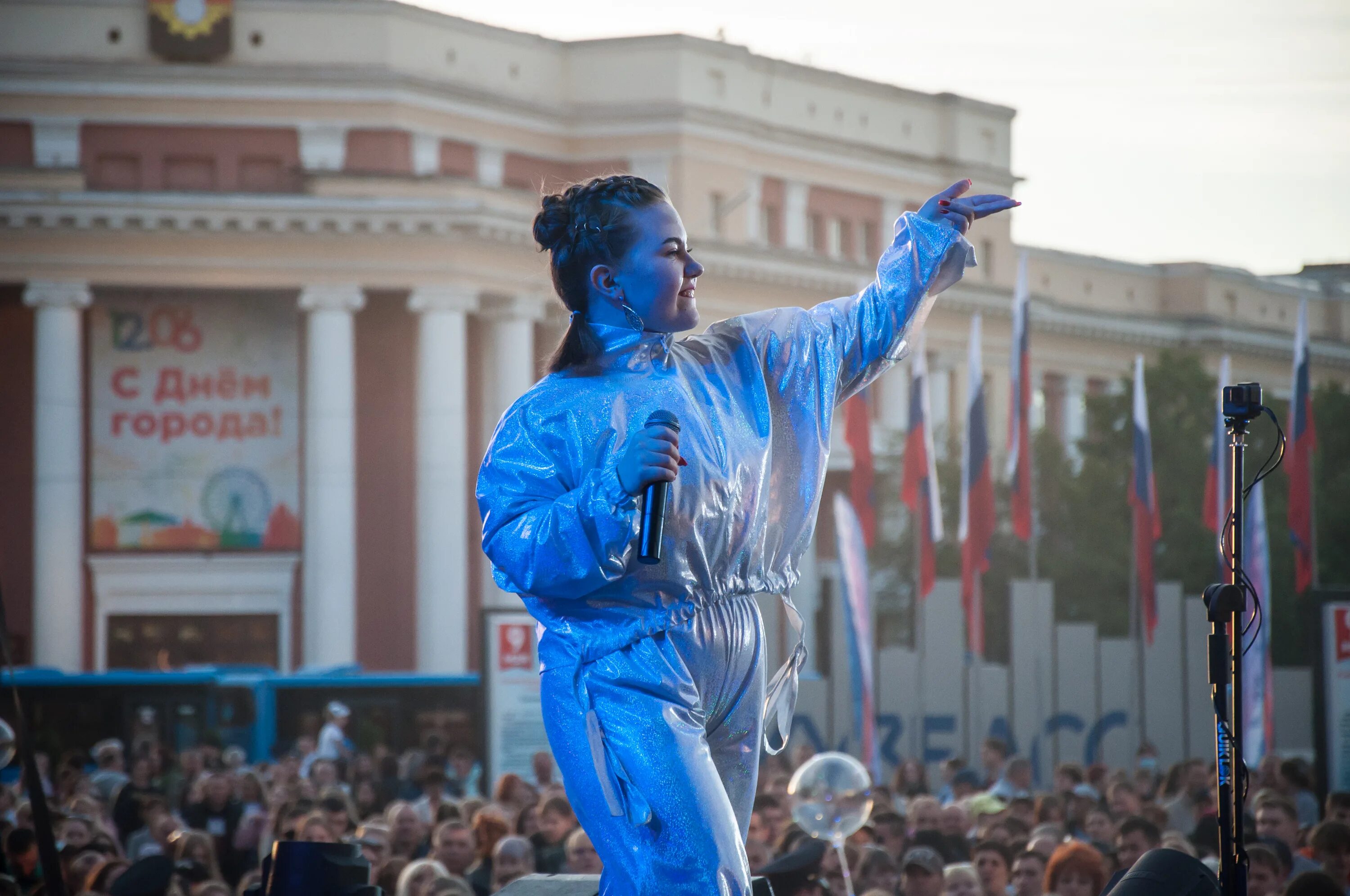 Новости день кемерово. Дворец молодежи Кемерово. Дворец молодежи Кемерово сцена. День города Кемерово. Кемерово 2013 день города.