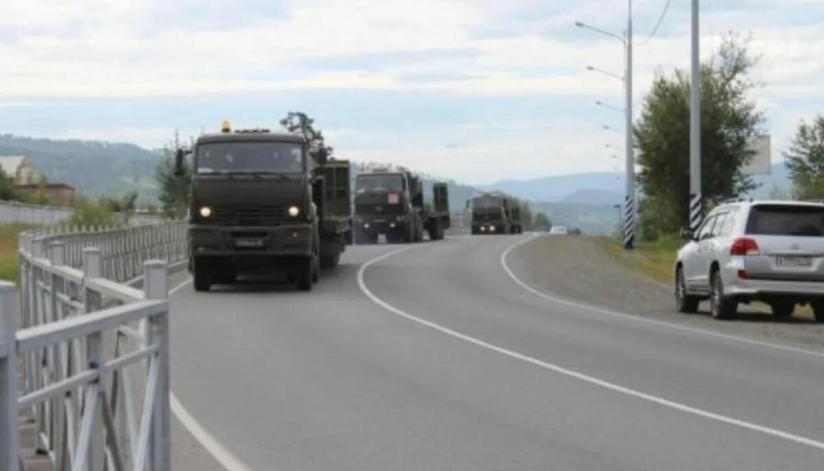 Военные перекрывают дороги. Военные на трассе перекрыли движение. Перекрытие дорог Чуйский тракт. Перекрытие трассы военными Алтайский край 13.12.2022. Военная техника и Чуйский тракт.