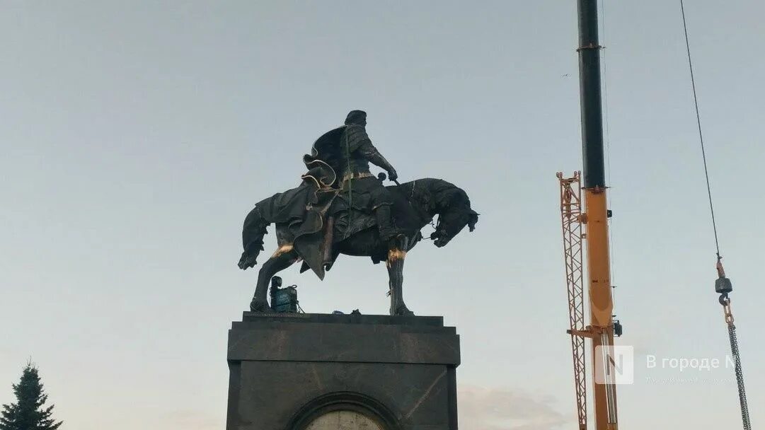 Где памятник александру невскому в нижнем новгороде. Памятник Александру Невскому в Нижнем Новгороде. Памятник Невскому в Нижнем Новгороде памятник Александру. Памятник Александру Невскому на стрелке в Нижнем Новгороде.