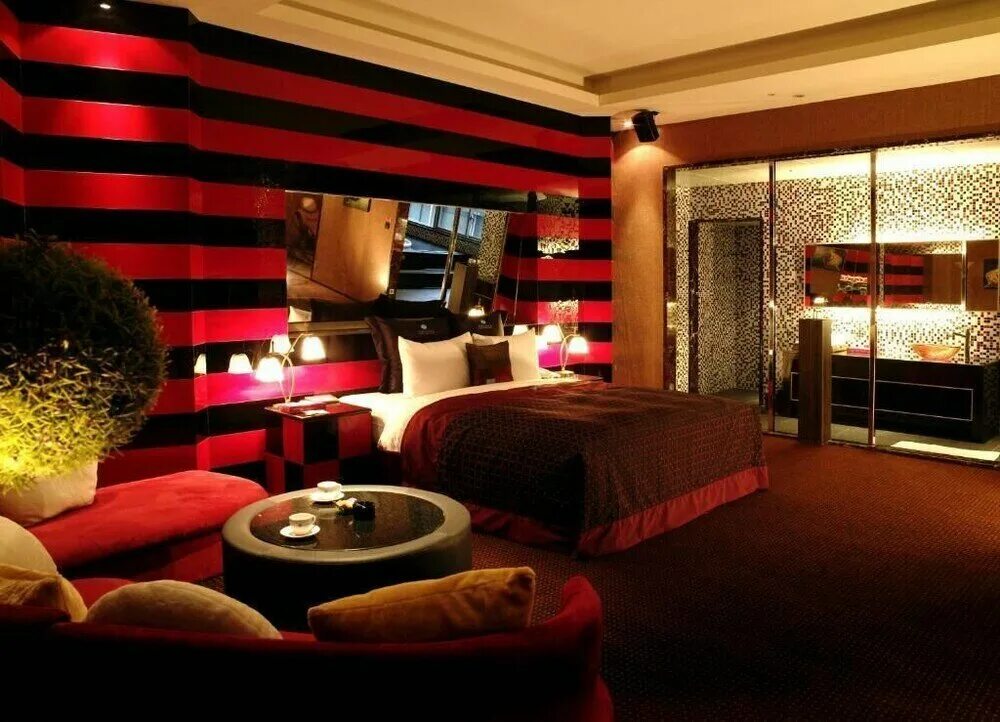 спальня в красно черных тонах. красная спальня. спальня в красных тонах. страстная комната. отель redroom готика.