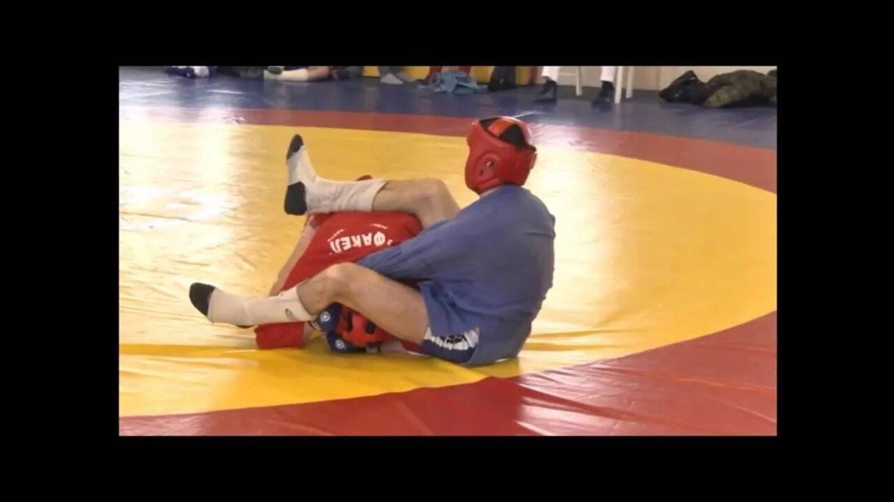 Удушающие в дзюдо. Удушающий в самбо. Боевое самбо удушающие. Удушающий захват дзюдо. Болевые и удушающие приемы.
