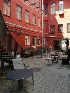 Красный дворик