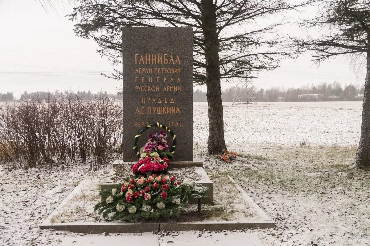 Где кладбище пушкина. Могила Арины Родионовны. Могила Арины Родионовны на Смоленском. Могила Арины Родионовны няни Пушкина.