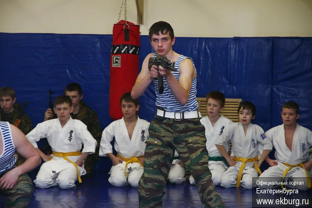 It клуб "новатор". Хоккейная команда новатор. Новатор сотрудники военные. Клуб новатор. Новости в новатор екатеринбург.