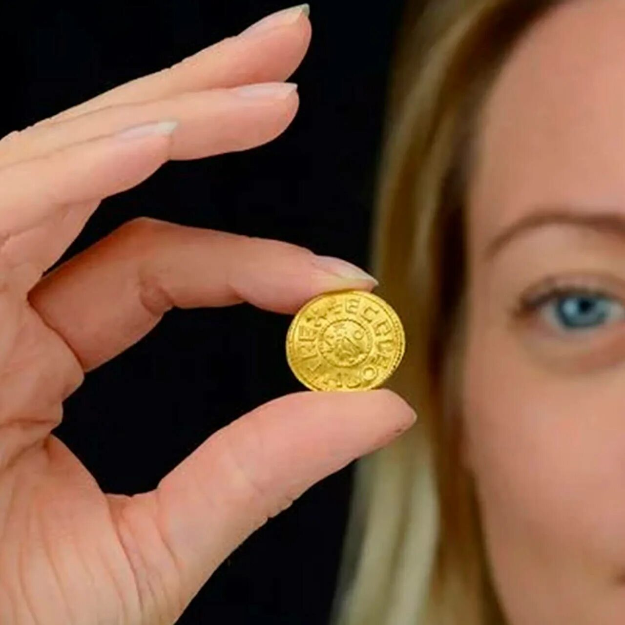 Gold-Mona. 20 Миллионов. Монета на которой написано 1000000 в руке. 117 Million funt Sterling won. 20 стерлингов в рублях