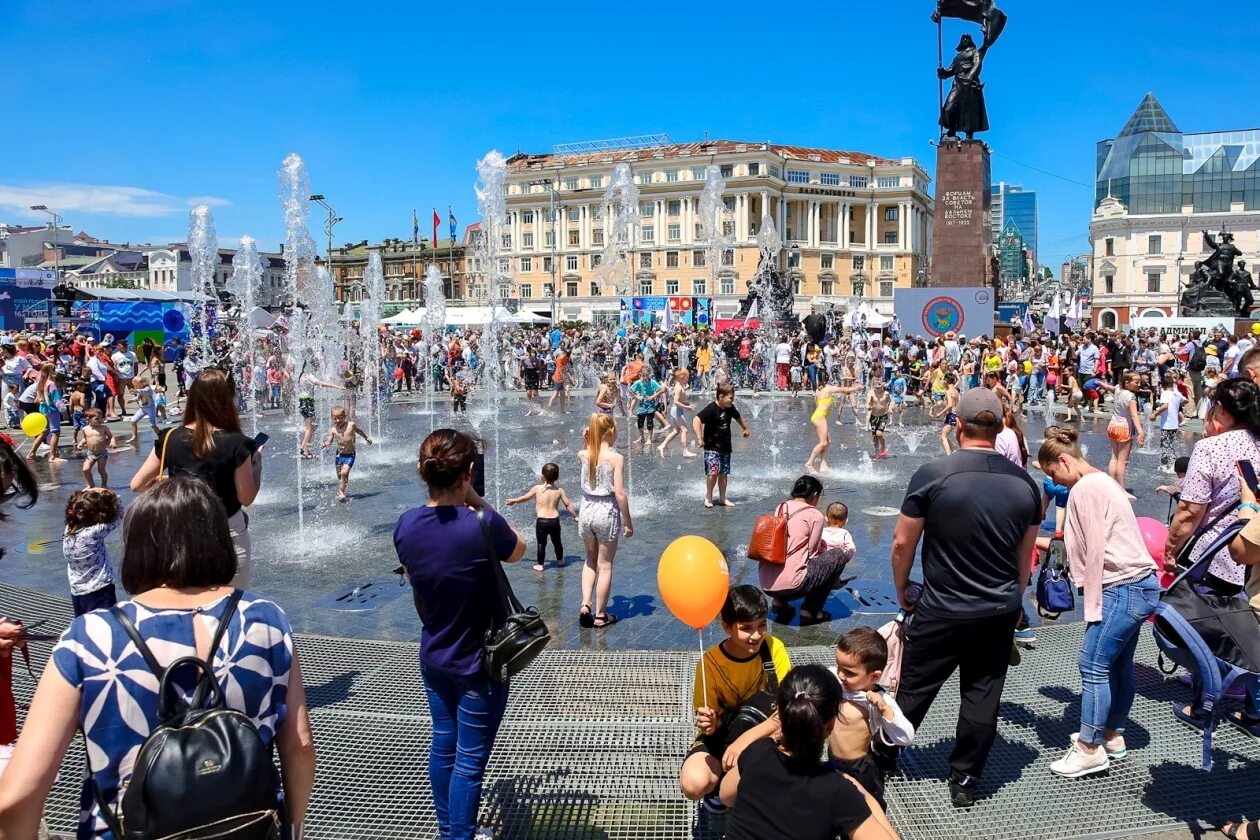 Центральная площадь Владивостока. С днем города Владивосток. Владивосток летом. Фонтан на центральной площади Владивостока. Победа на сегодня владивосток канал