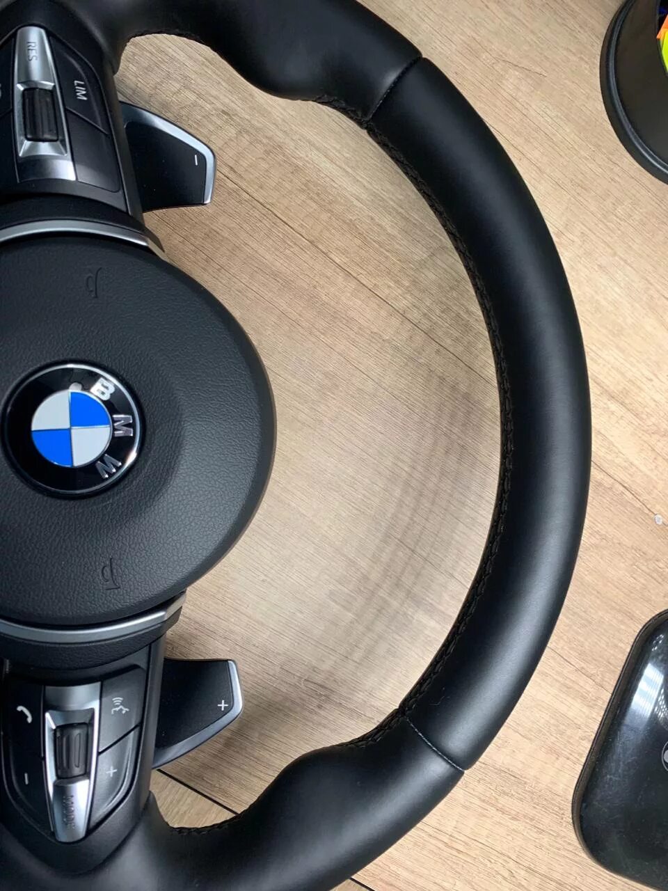 Установка м руля. М руль f10. подогрев руля бмв f10. руль bmw f10. руль f10 комбинированный.