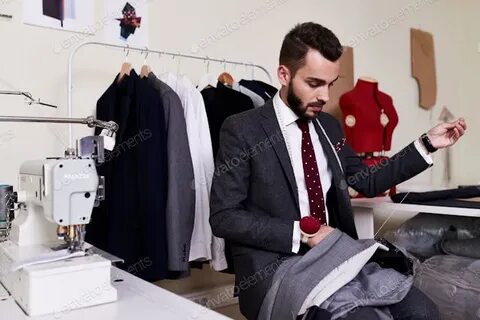 Парень шьет одежду