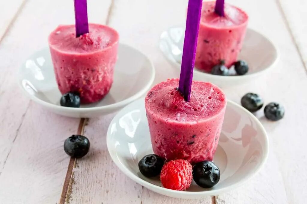 Соки и десерты. Разноцветные коктейли. Соки и десерты. Распберри мусс. Соки и десерты.