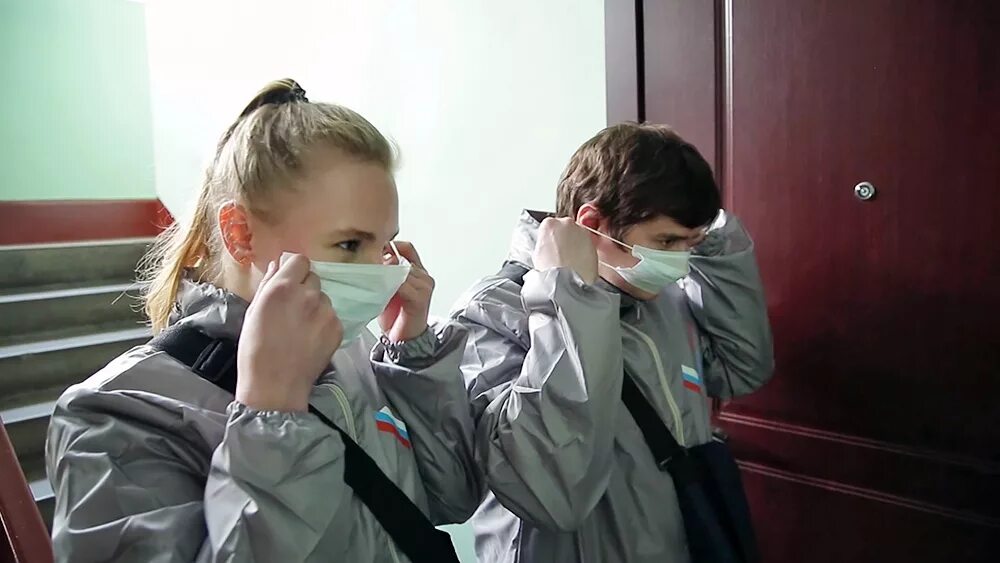 Волонтеры помогают медикам. Волонтеры помогают. Помощь пожилым людям волонтерами. Школьники волонтеры. Волонтеры помогают старикам.