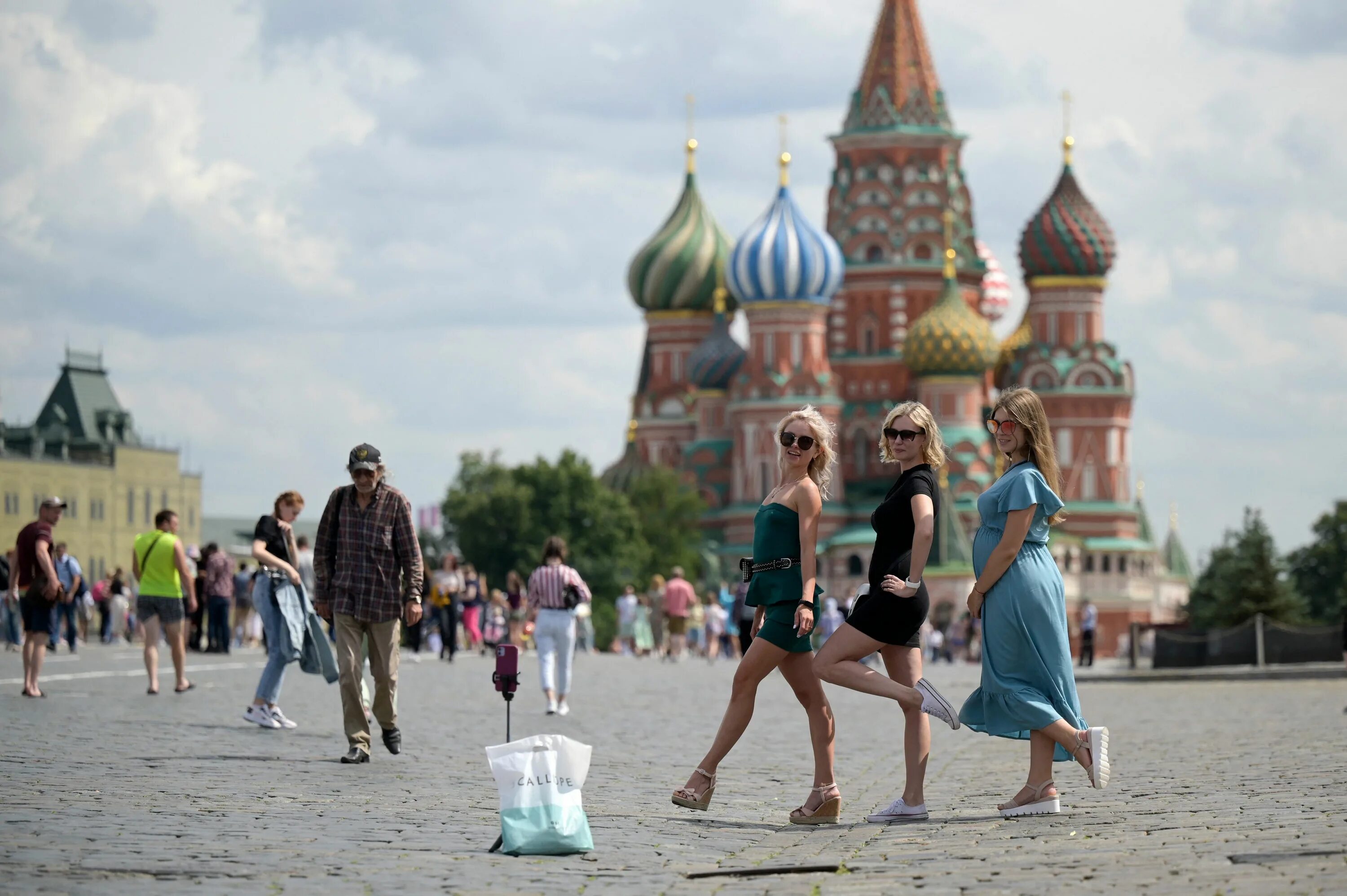 Какое ожидается лето 24 года. Москва летом. Девушка на красной площади. Люди в Москве летом. Москва летом 2021.