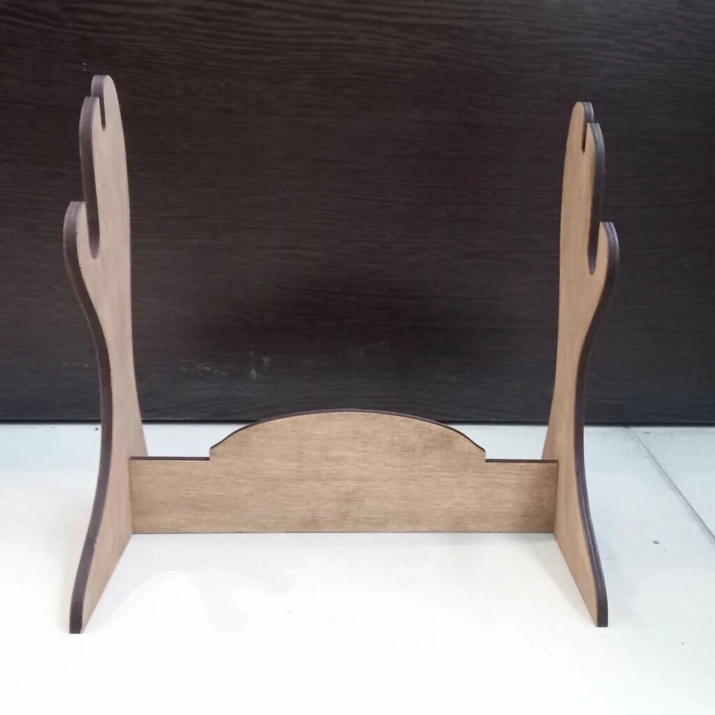 Подставка для кинжала. Подставка под сувенир. Ручки на деревянной подставке. Подставка под сувенир. Подставка для тарелки декоративной металлическая.