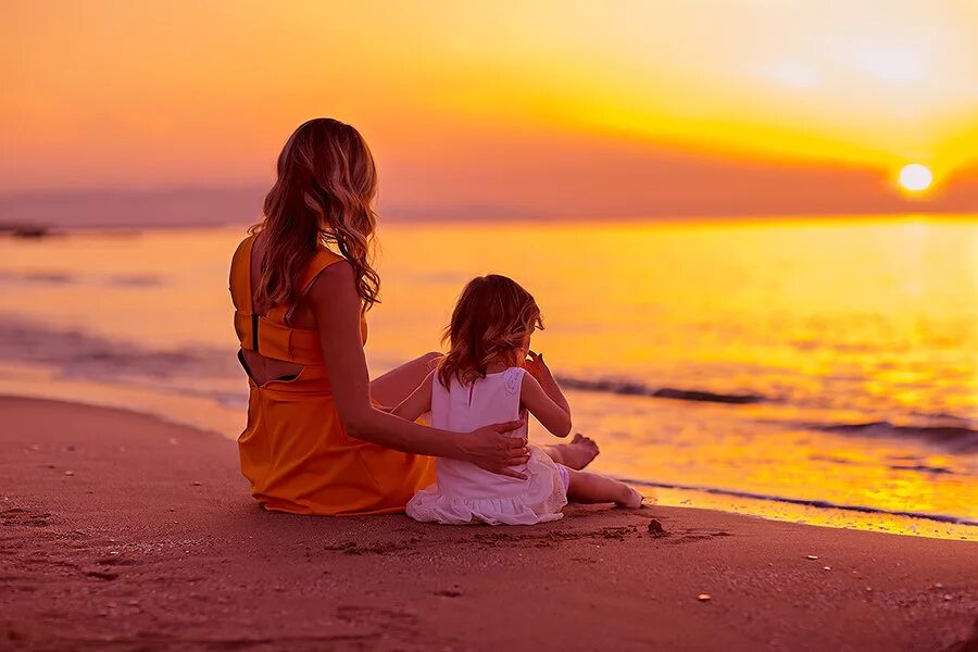 Отпуск без мамы. Мама с дочкой на закате. Мама с дочками на берегу моря. Мама с дочкой со спины. Закат на море для детей.