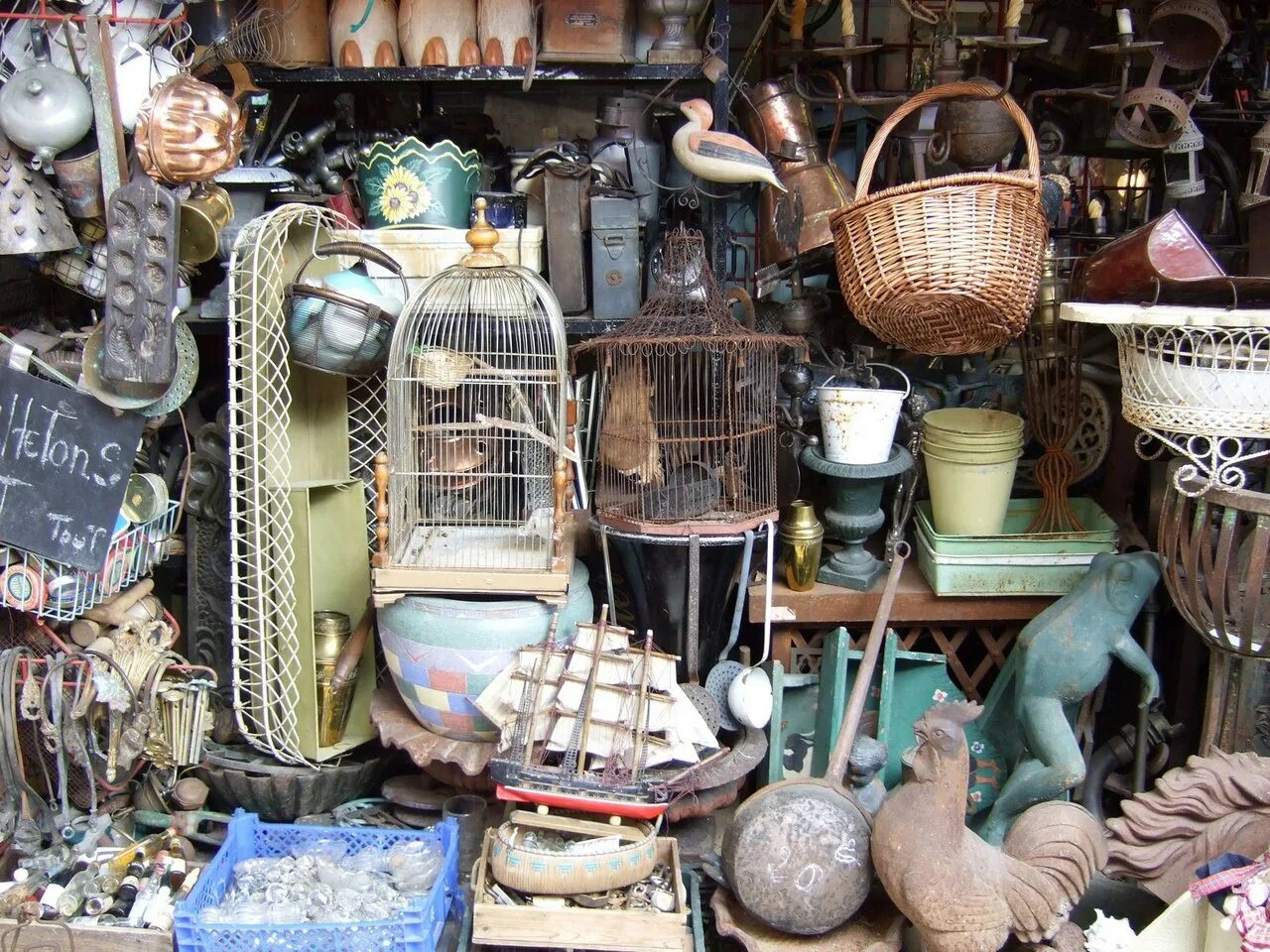 Как называется магазин где продают старые вещи. Блошиный рынок на комсомольской депо. Блошиный рынок, нижний новгород, октябрьская улица. Старый магазин одежды. Блошиный рынок в измайлово.