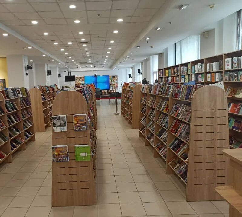 3 й этаж. Лестница в торговом центре. Доваторцев, 74а. 3 й этаж. Мифи москва внутри.