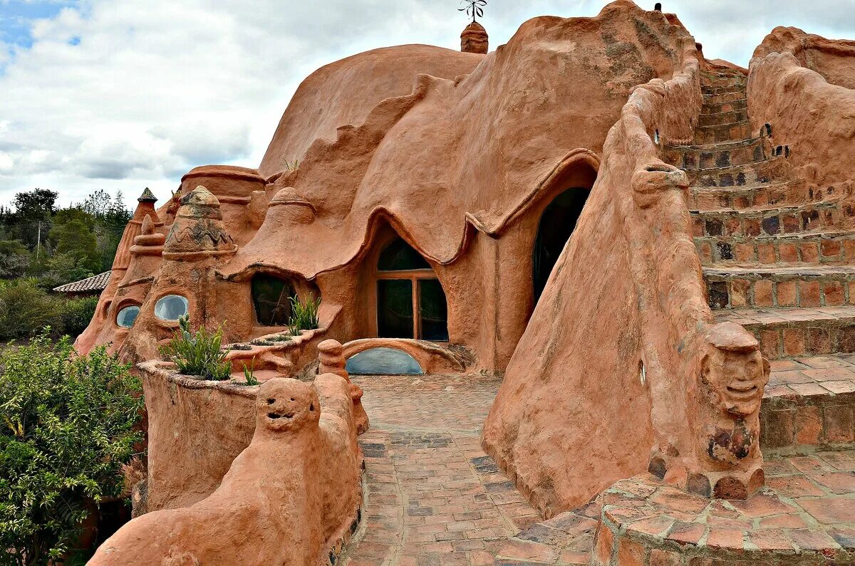 Саманная архитектура швейцария. Дом из самана узбекистан. Дом санта барбара проект. Дом из глины. Соман дом.