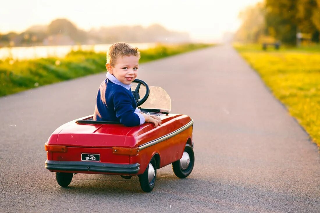 маленькая девочка за рулем автомобиля. Mini cooper мистера бина. ребенок в детской машинке. машина для детей. электромобиль.