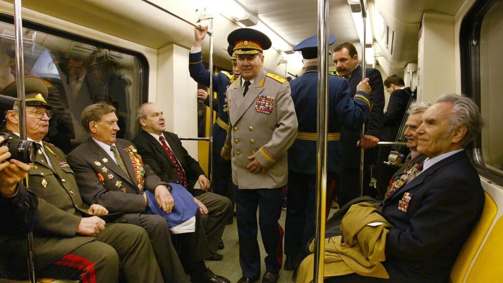 78 й. Метро ветеранов. Ветеран метрополитена. Ветераны в общественном транспорте. Ветеран в автобусе.