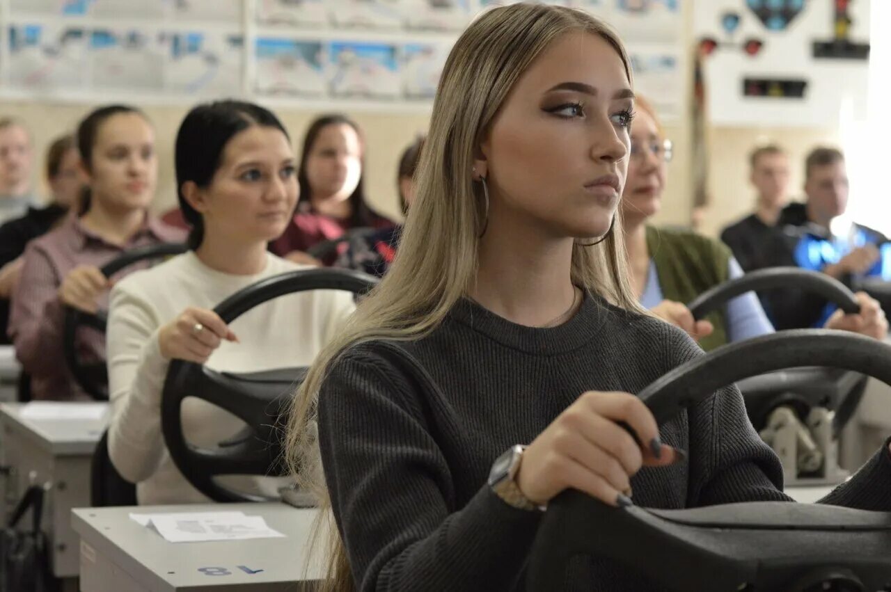 Автошкола. Теория в автошколе. Ученик автошколы. Учеба в автошколе. Сколько сейчас учатся в автошколе