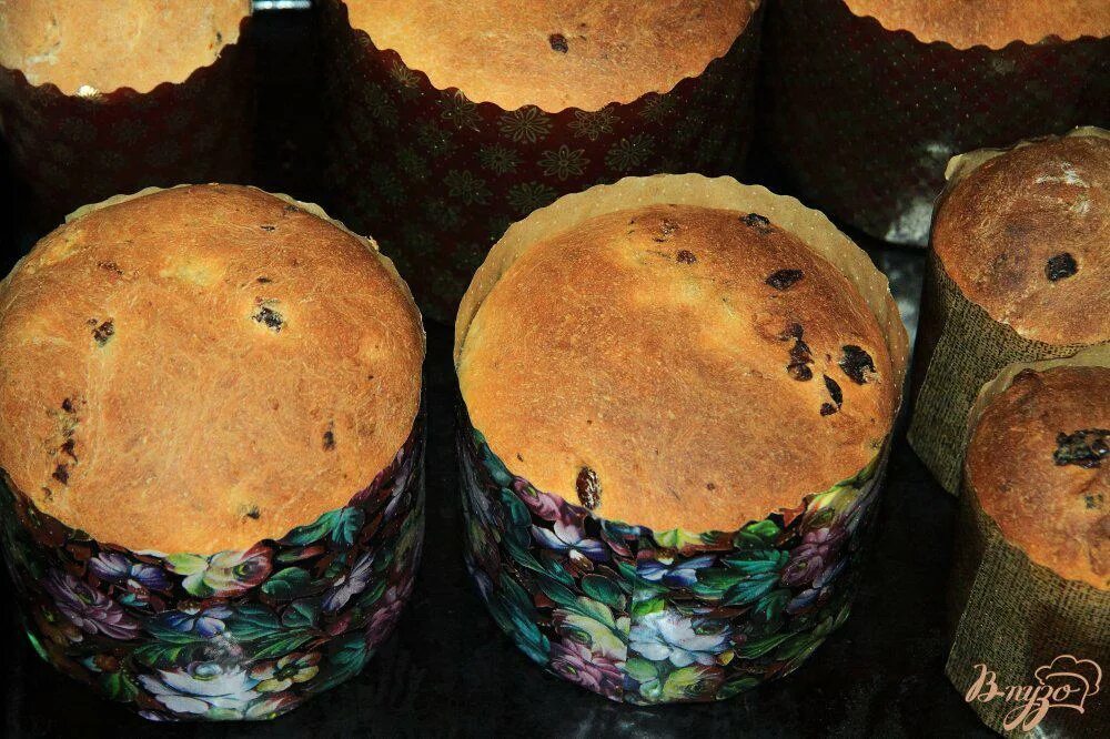 Кулич с цедрой апельсина и изюмом. Кулич без глазури. выпечка куличей. кулич с апельсиновой цедрой. апельсиновый кулич.