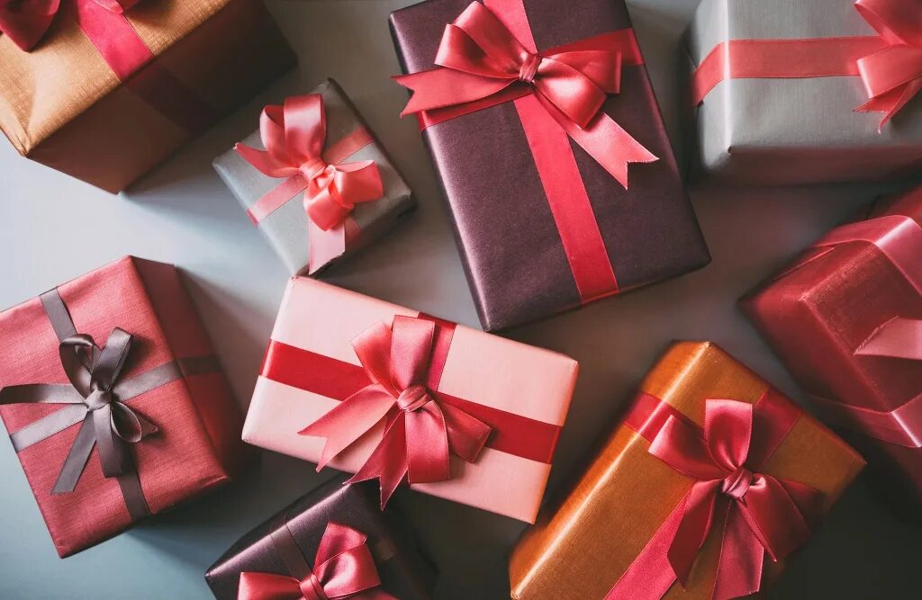 Подарок на любой праздник. Подарок. Красивые подарки. Подарочная коробка с бантом. Коробки для подарков.