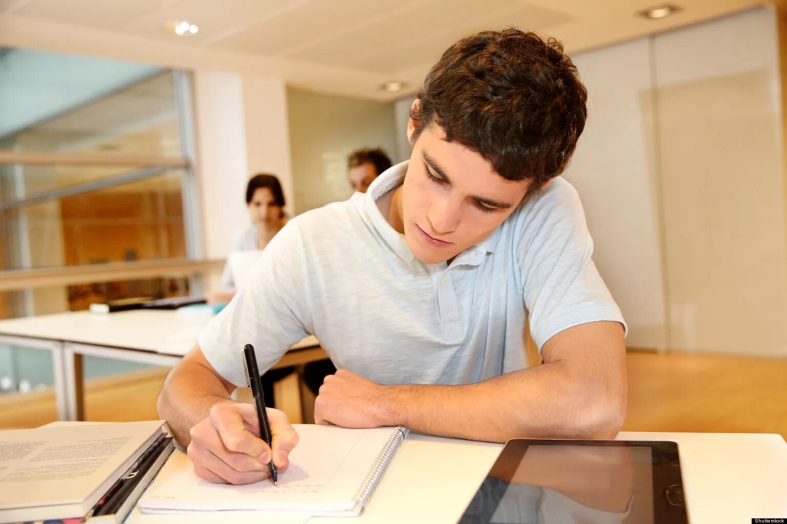 She study for her exams. Студенты. Студент пишет. Тетрадь студента. Студенты записывают.