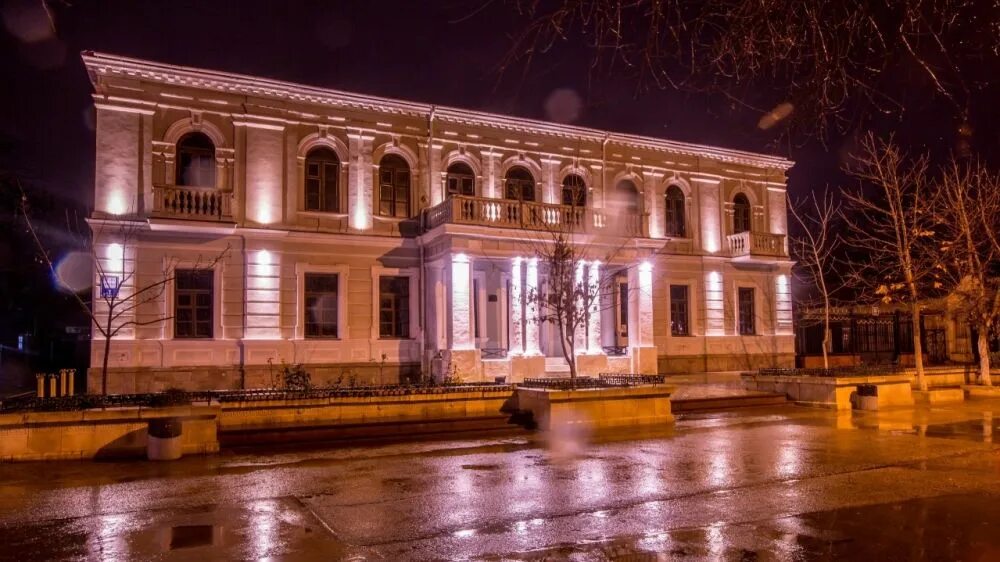 Феодосия феодосийский краеведческий музей. Феодосийский музей древностей. Феодосийский музей древностей. Мбук феодосийский музей древностей просп айвазовского 11. Феодосийский краеведческий музей.