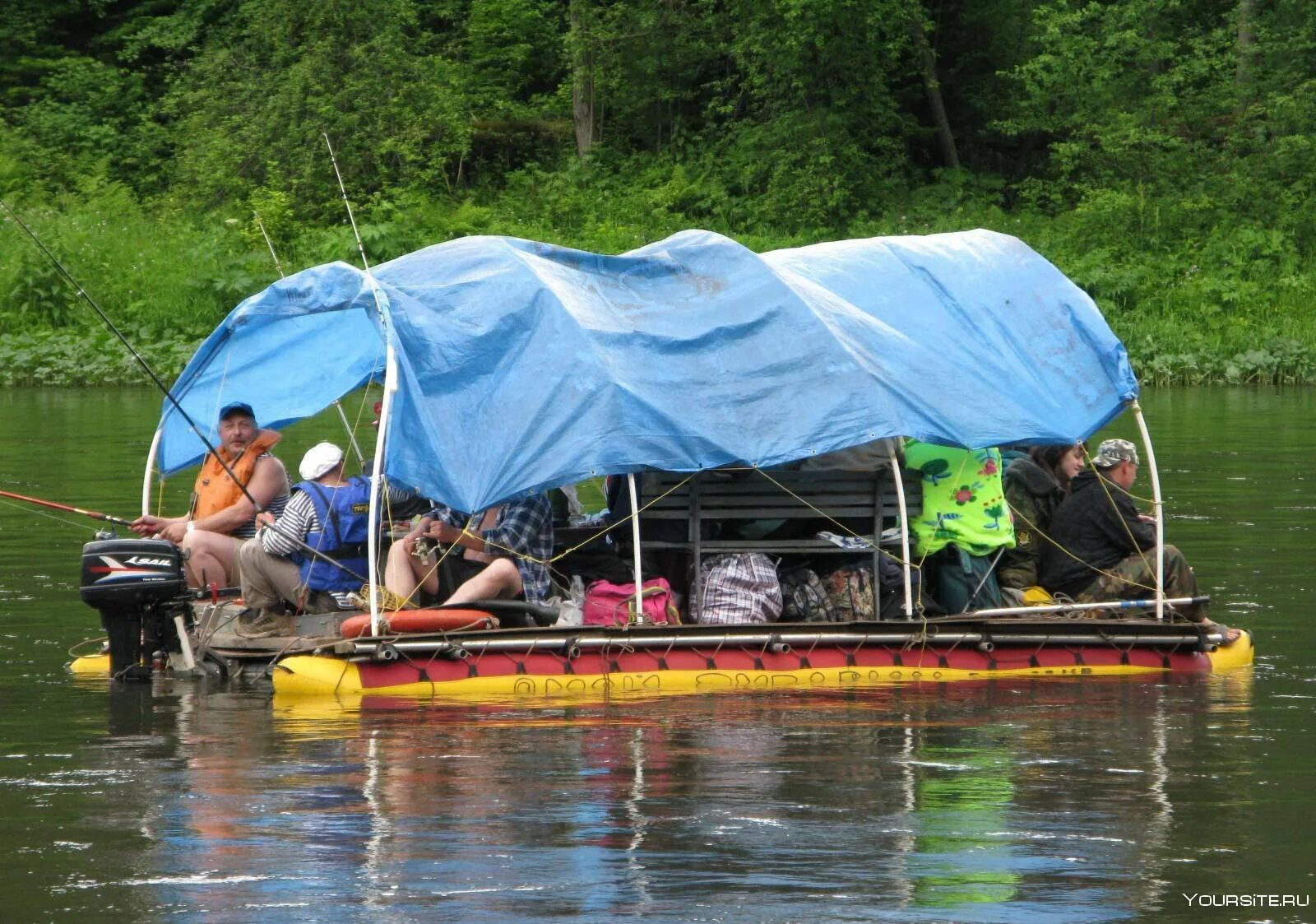 Рыбалка сплавом по рекам. Сплав на плоту. Плот для сплава по реке. Катамаран с палаткой. Плот с палаткой.