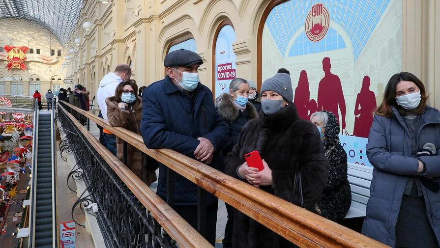 Очередь в новую третьяковку. Очередь за новым iphone. Очередь в россии. Ч человек из очереди. Очередь за iphone 12 в москве.