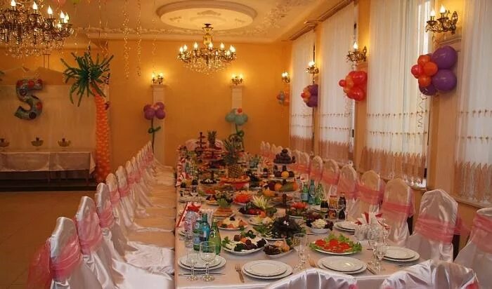 Праздничный стол на день рождения. Ресторан коптильня томилино. Ресторан томилино хижина. Ресторан усадьба томилино. Стол томилино.