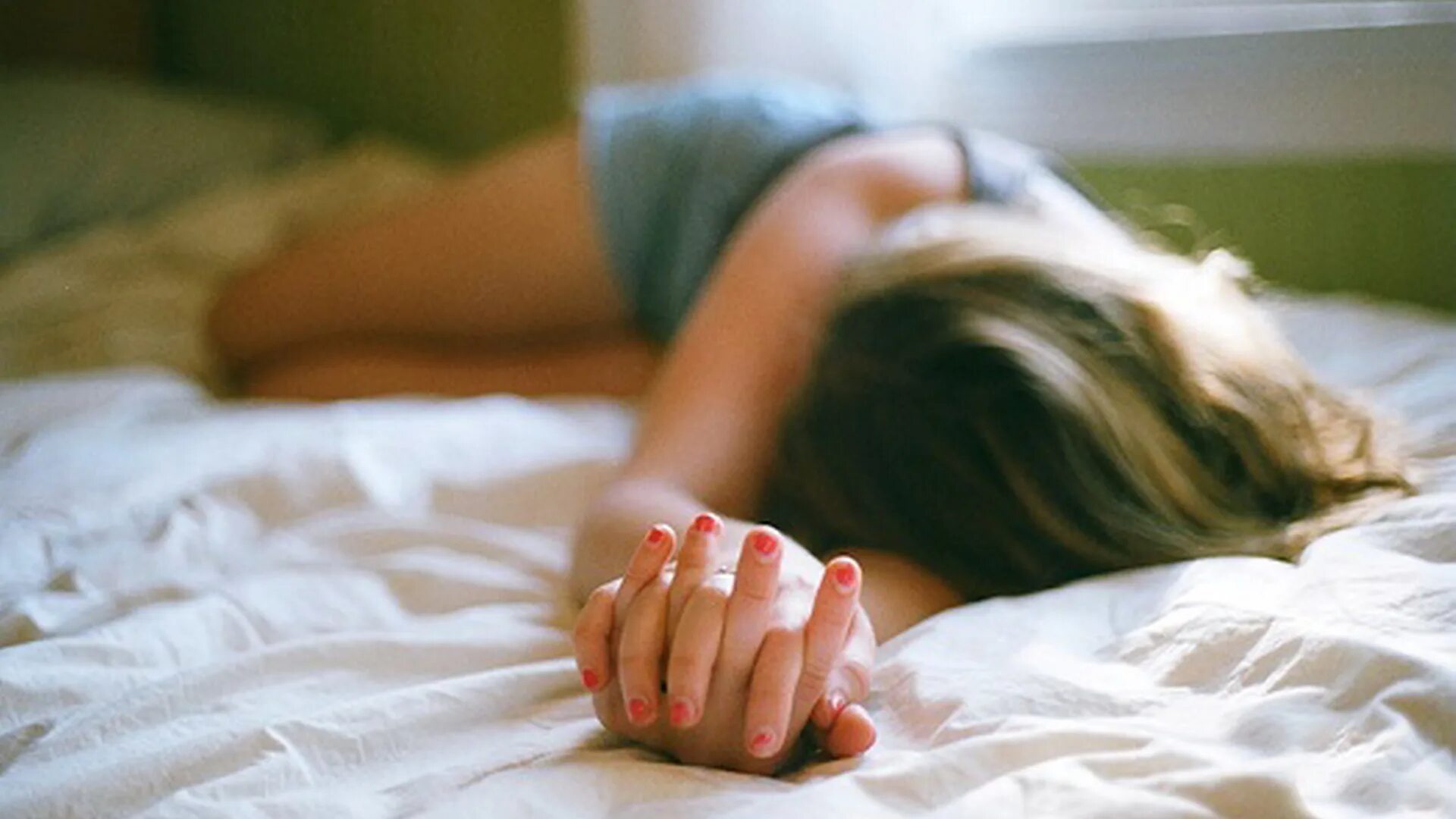 Сон рука девушки. Девушка в постели спит. Сон рука девушки. Фотосессия лица на кровати. Эстетика держась за руки.