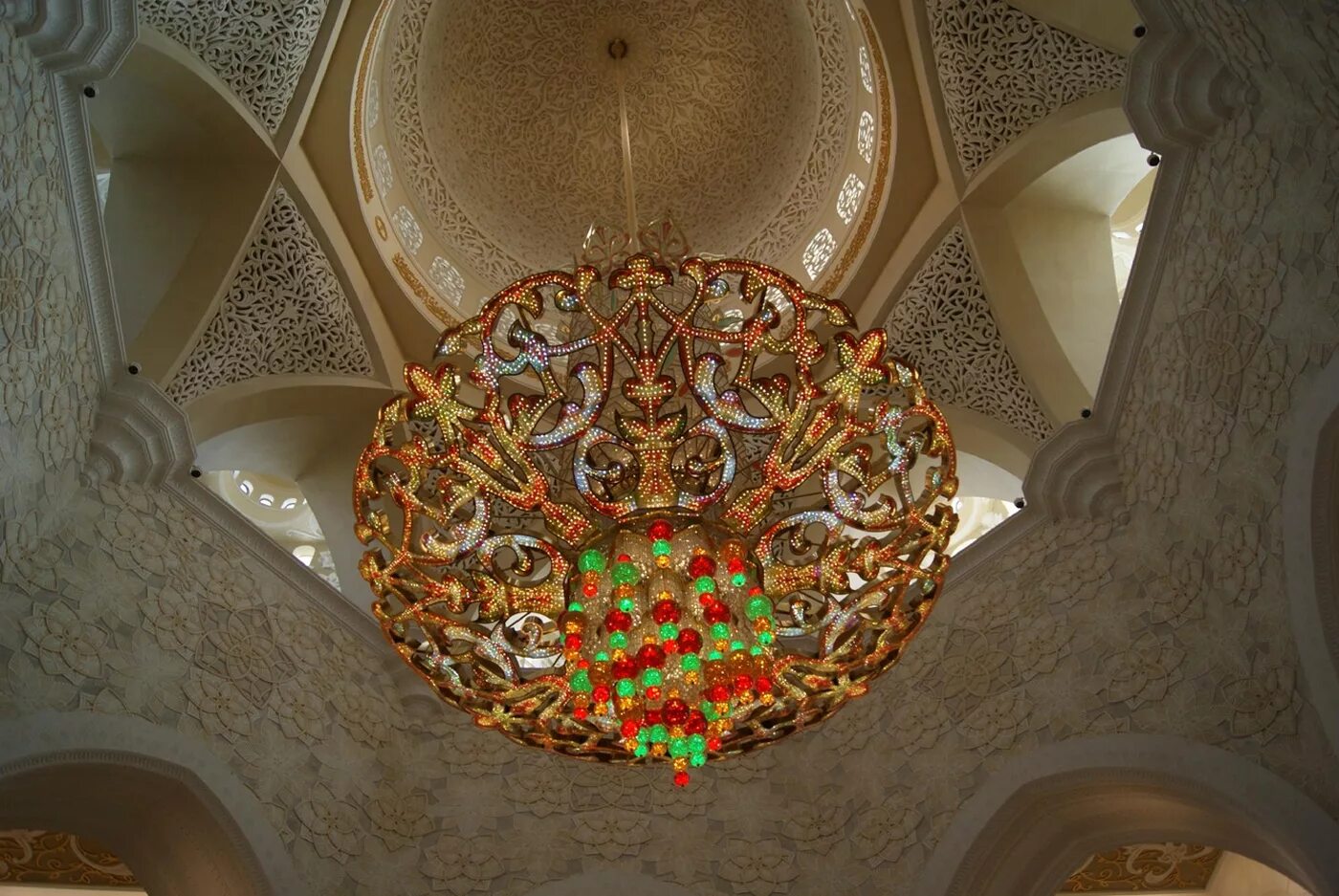 Чем украшают мечети. Мечеть Джумейра в Дубае. Мечеть Джумейра внутри. Внутреннее убранство мечети. Убранство мечети внутри.