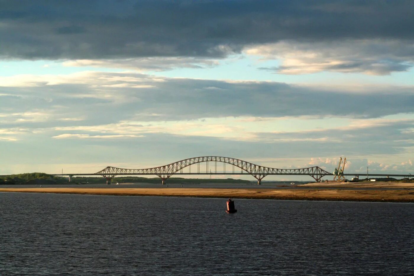 Какая река в ханты мансийске. Ханты-мансийск мост. Мост «красный дракон» в ханты-мансийске ночбю. Река обь ханты-мансийск. Река обь ханты-мансийск.