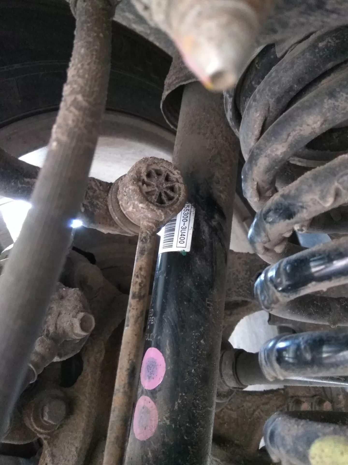 Передняя пружина джентра. Потекла стойка амортизатора. Износ стойки амортизатора. Потек амортизатор можно ездить. Задние стойки джентра.