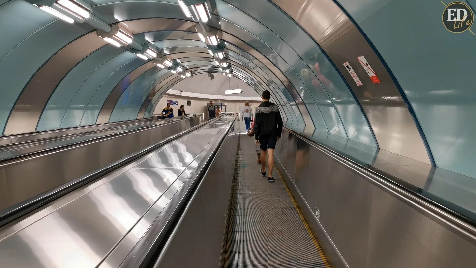 что такое траволатор в метро санкт петербурга