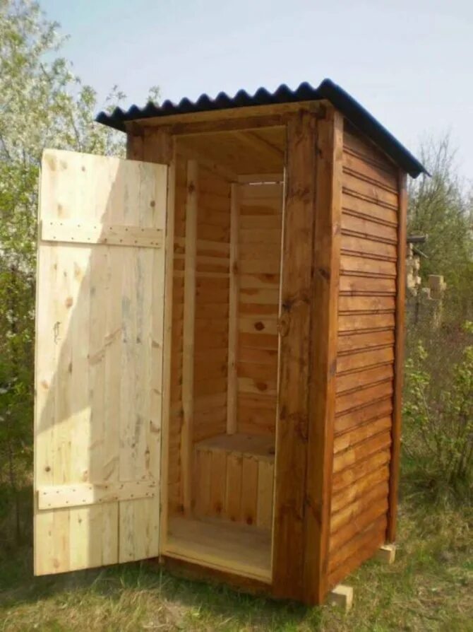 Уличный туалет своими руками из дерева. Туалет дачный. Туалет дачный деревянный. Уличный туалет из вагонки. Уличный туалет для дачи.
