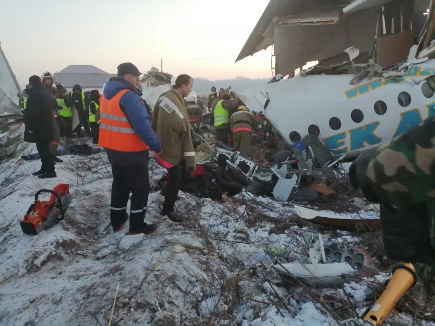 Крушение самолета вчера. Fokker 100 bek Air катастрофа. Авиакатастрофа в Алма Ате 2019. Крушение а320 в Сочи. Катастрофа Fokker 100 под Алма-атой.