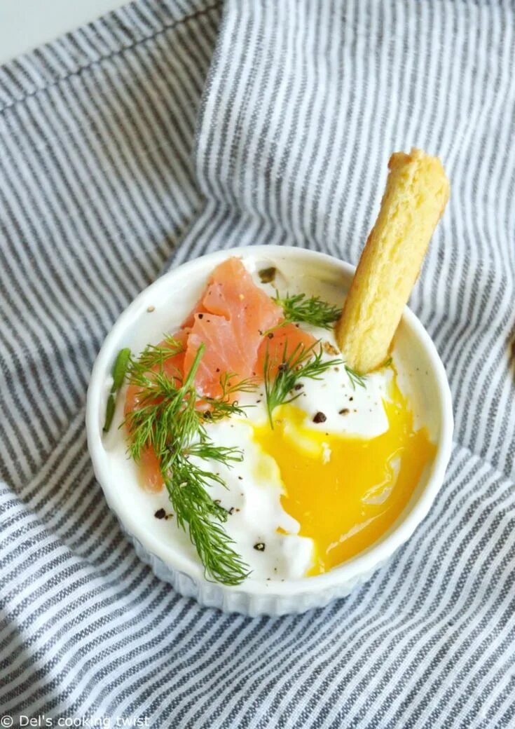 Запеченные яйца. Запеченные яйца на завтрак. Завтрак из яиц и хлеба. Омлет с морепродуктами.