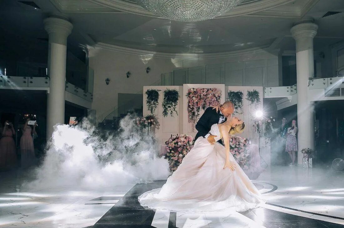 Свадебный танец молодоженов. Первый свадебный танец. Первый танец молодоженов. Танец молодоженов. Первый танец молодых на свадьбе.