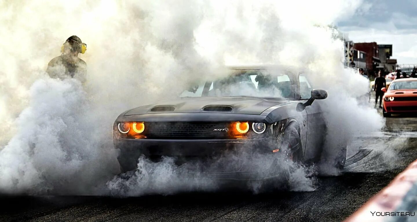 Додж Челленджер дрифт. Додж Челленджер бернаут. Dodge Challenger Burnout. Додж Челленджер СРТ демон бернаут.