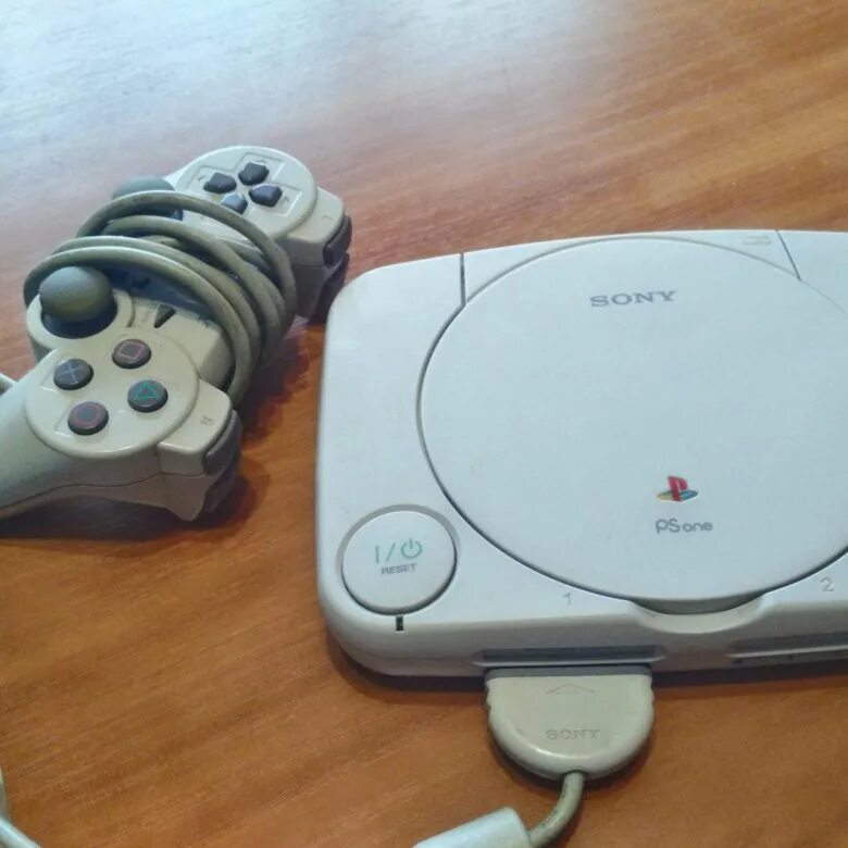 Приставка сони старая. Приставка sony playstation 1994. Sony playstation 1 slim. Sony playstation 1 1995. Sony ps1.